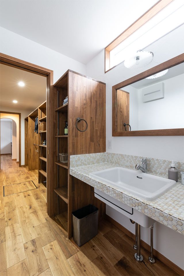 家族の笑顔が溢れる片流れ屋根の家