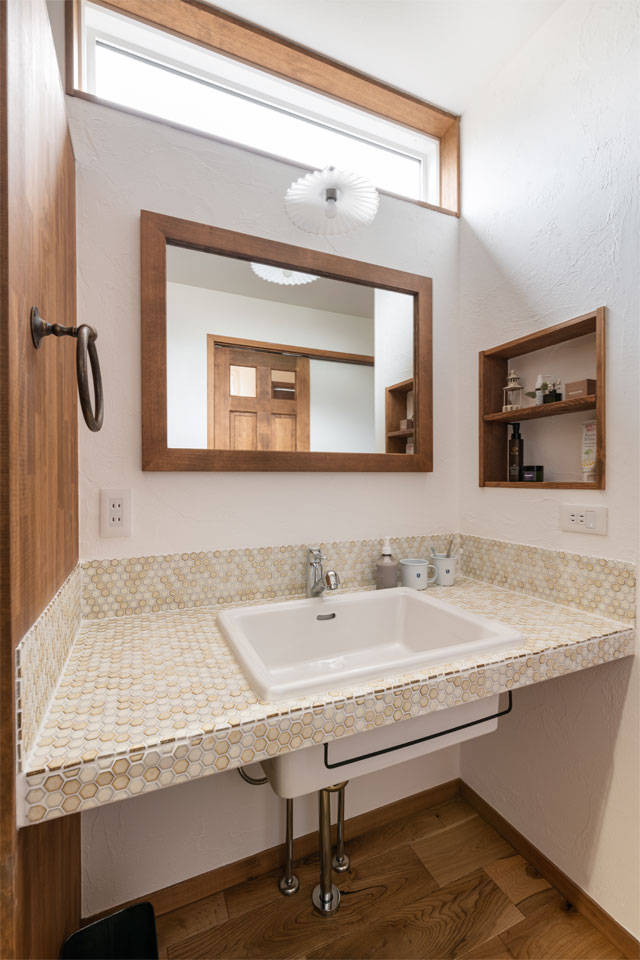 家族の笑顔が溢れる片流れ屋根の家