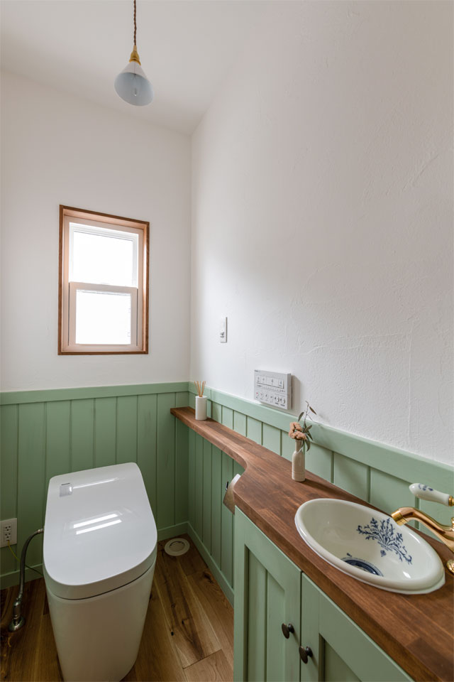 家族の笑顔が溢れる片流れ屋根の家