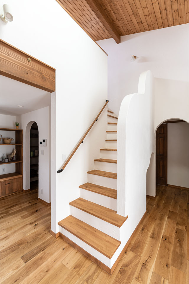 家族の笑顔が溢れる片流れ屋根の家