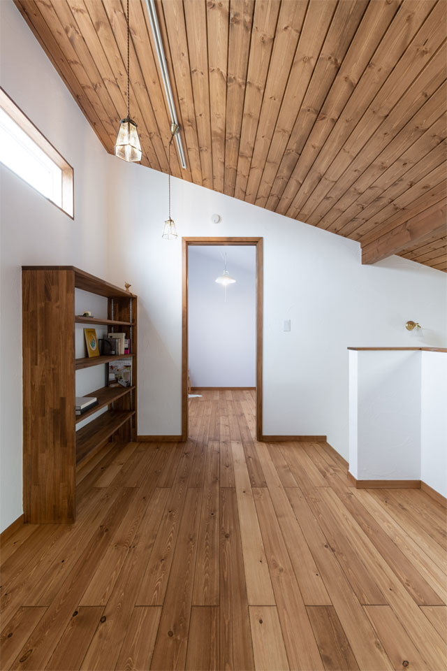 家族の笑顔が溢れる片流れ屋根の家