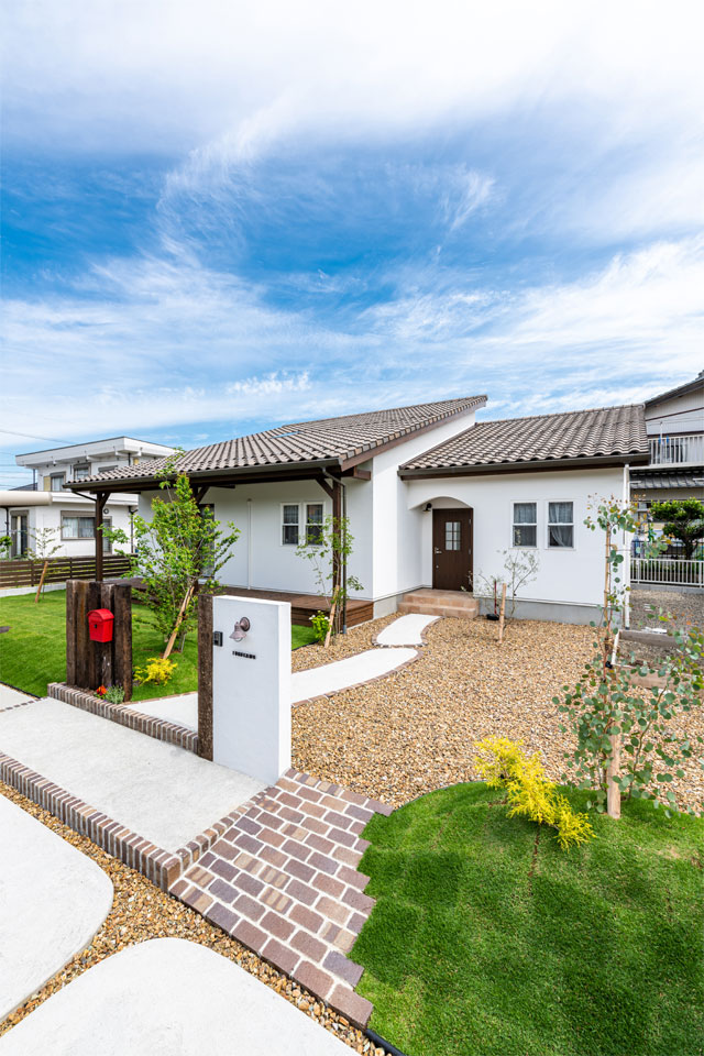 家族の笑顔が溢れる片流れ屋根の家