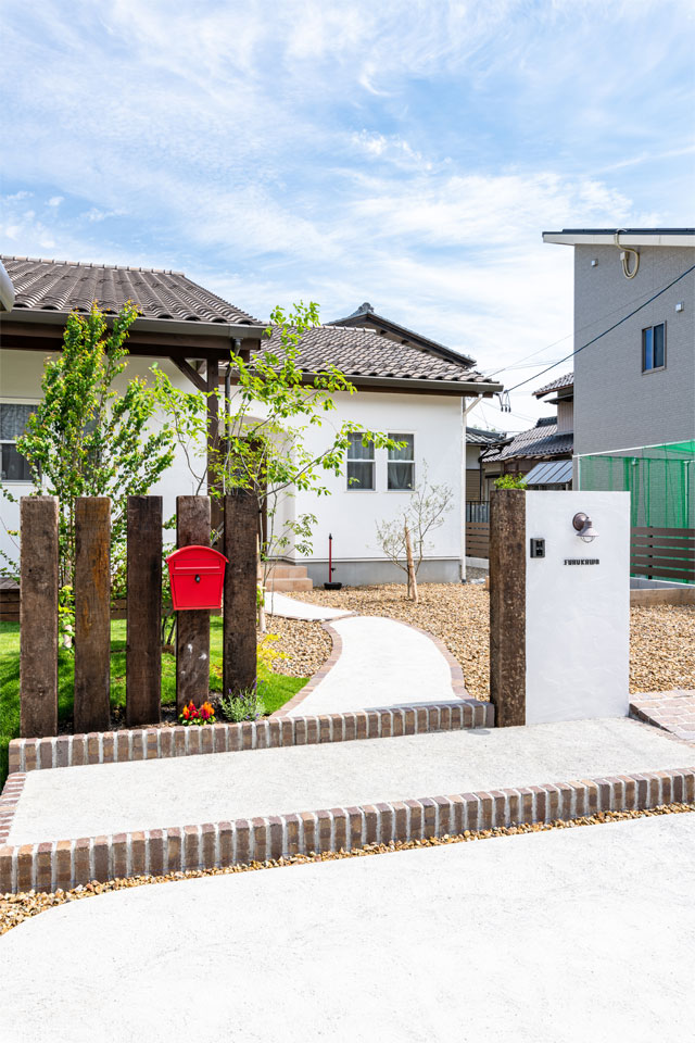 家族の笑顔が溢れる片流れ屋根の家