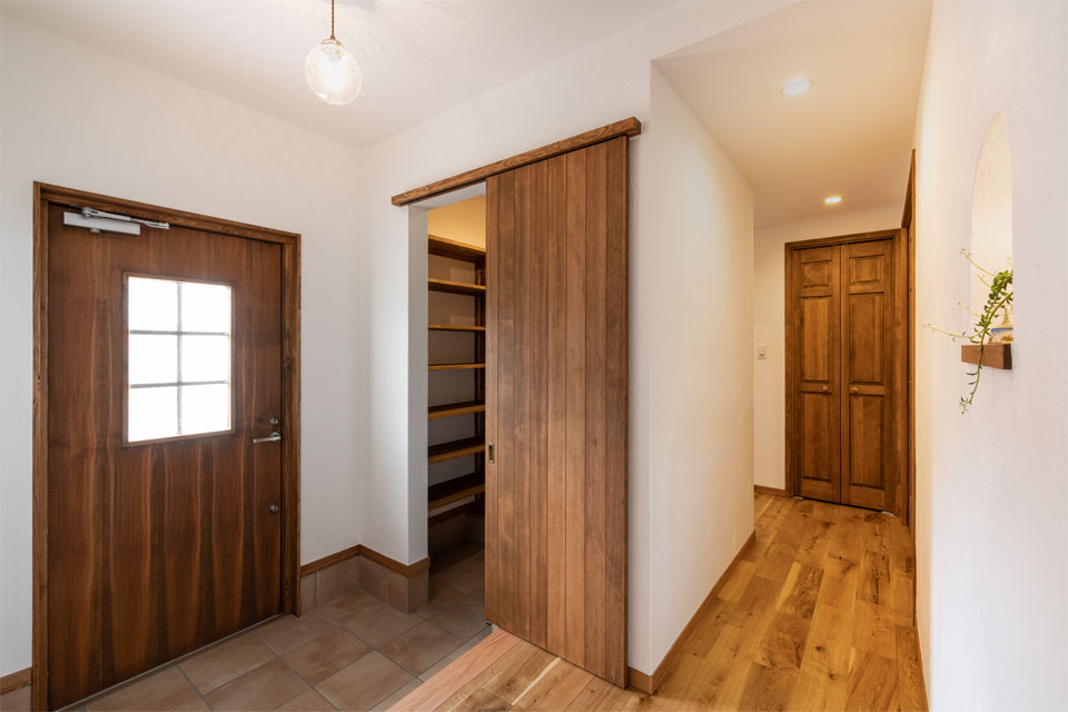 家族の笑顔が溢れる片流れ屋根の家