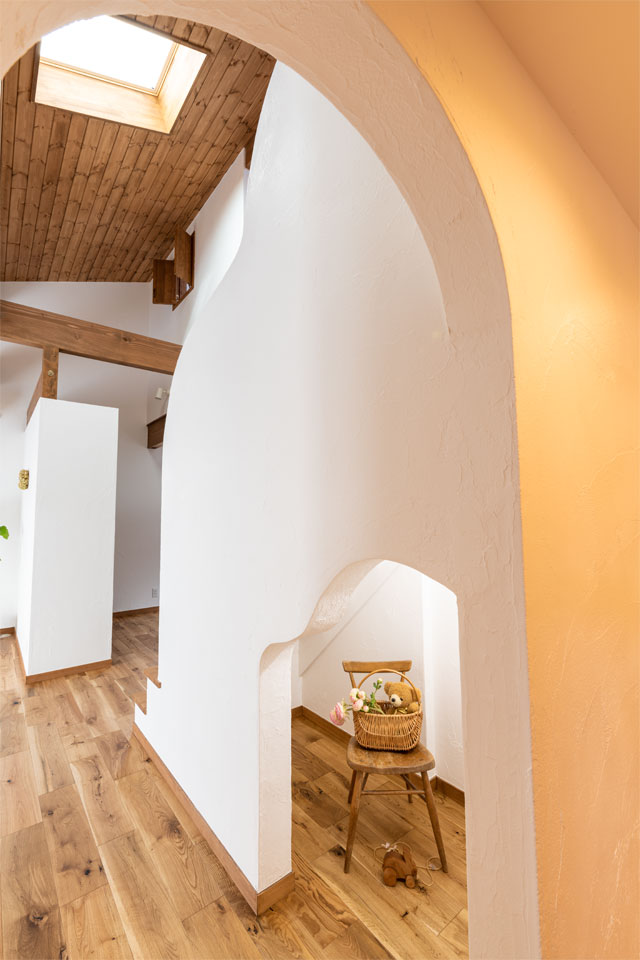 家族の笑顔が溢れる片流れ屋根の家