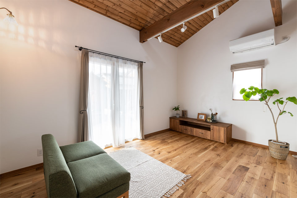 家族の笑顔が溢れる片流れ屋根の家