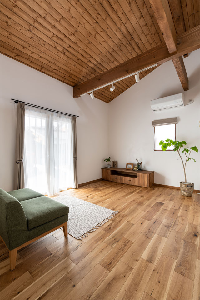 家族の笑顔が溢れる片流れ屋根の家