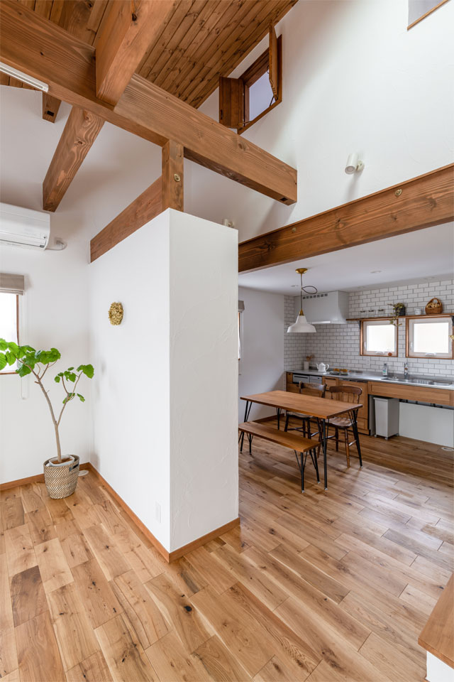 家族の笑顔が溢れる片流れ屋根の家