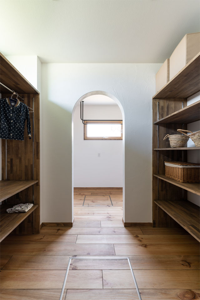 スウェーデン製木製窓の似合う家