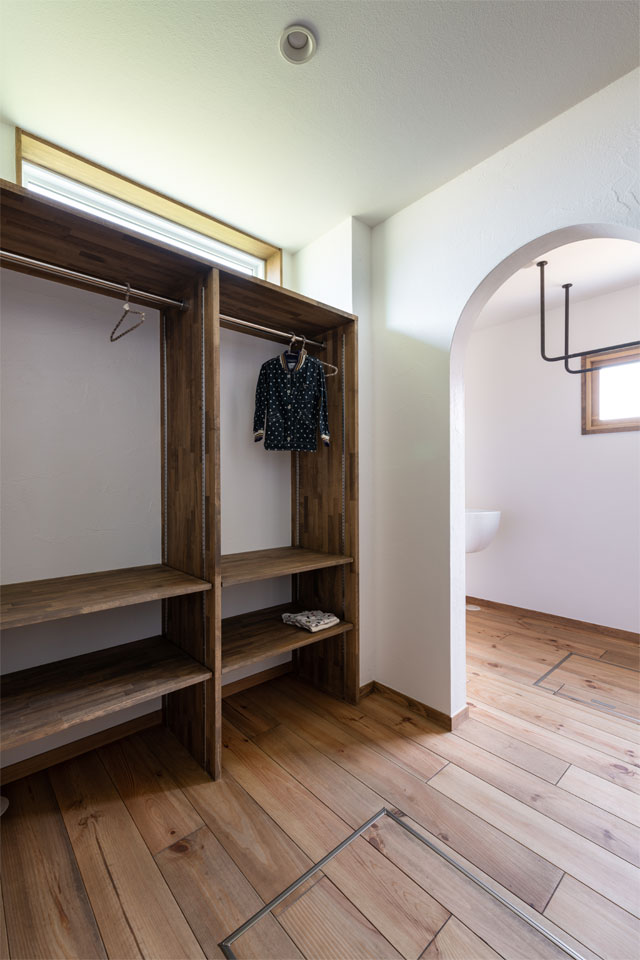 スウェーデン製木製窓の似合う家