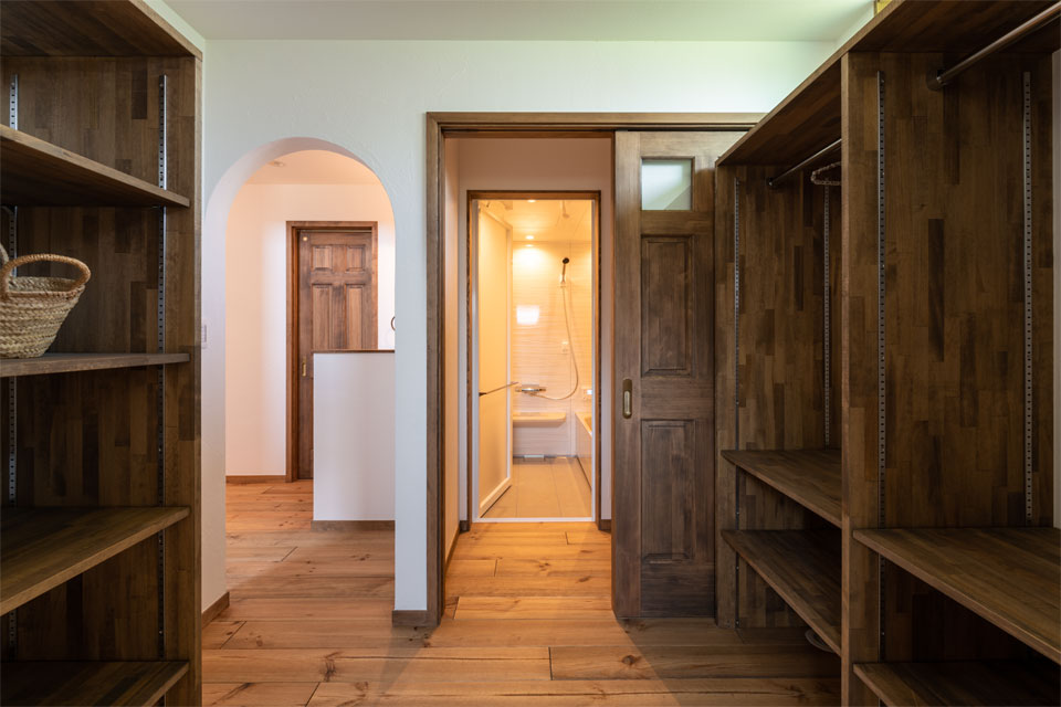 スウェーデン製木製窓の似合う家