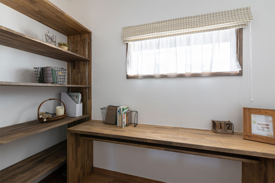 スウェーデン製木製窓の似合う家