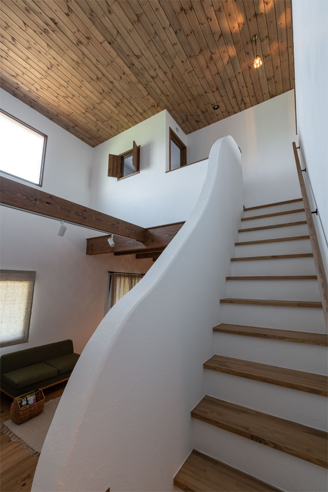 スウェーデン製木製窓の似合う家