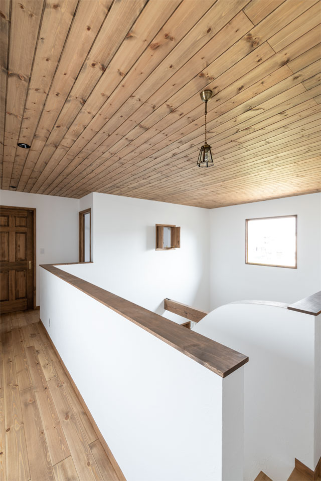 スウェーデン製木製窓の似合う家