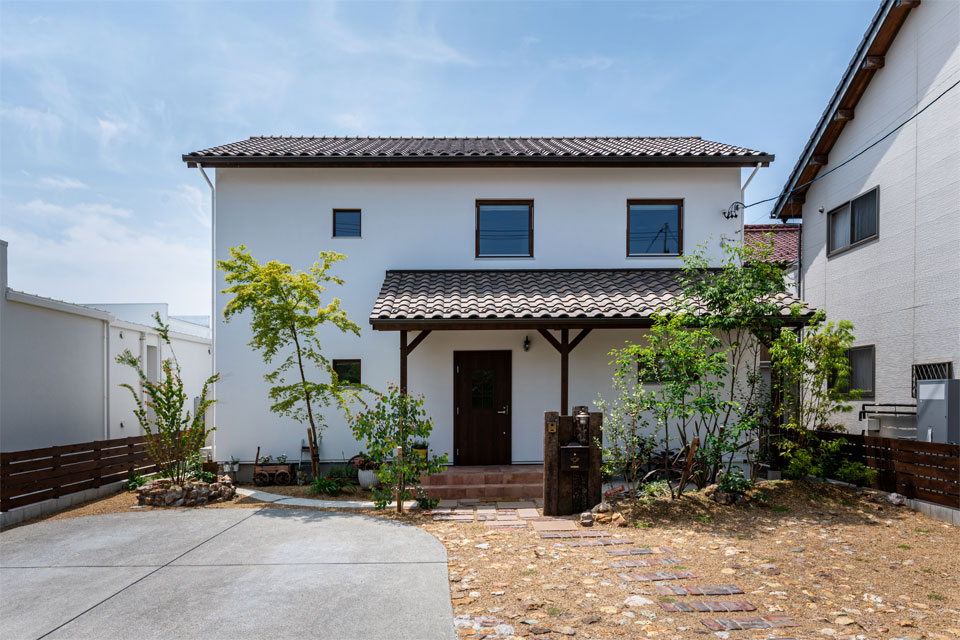 スウェーデン製木製窓の似合う家