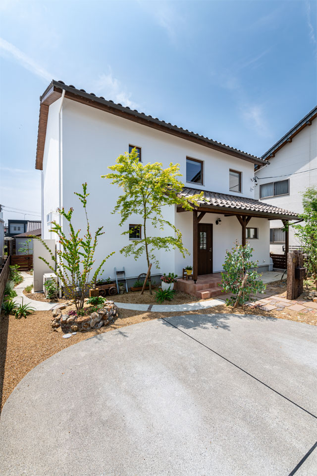 スウェーデン製木製窓の似合う家