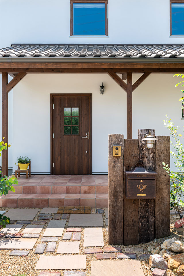 スウェーデン製木製窓の似合う家