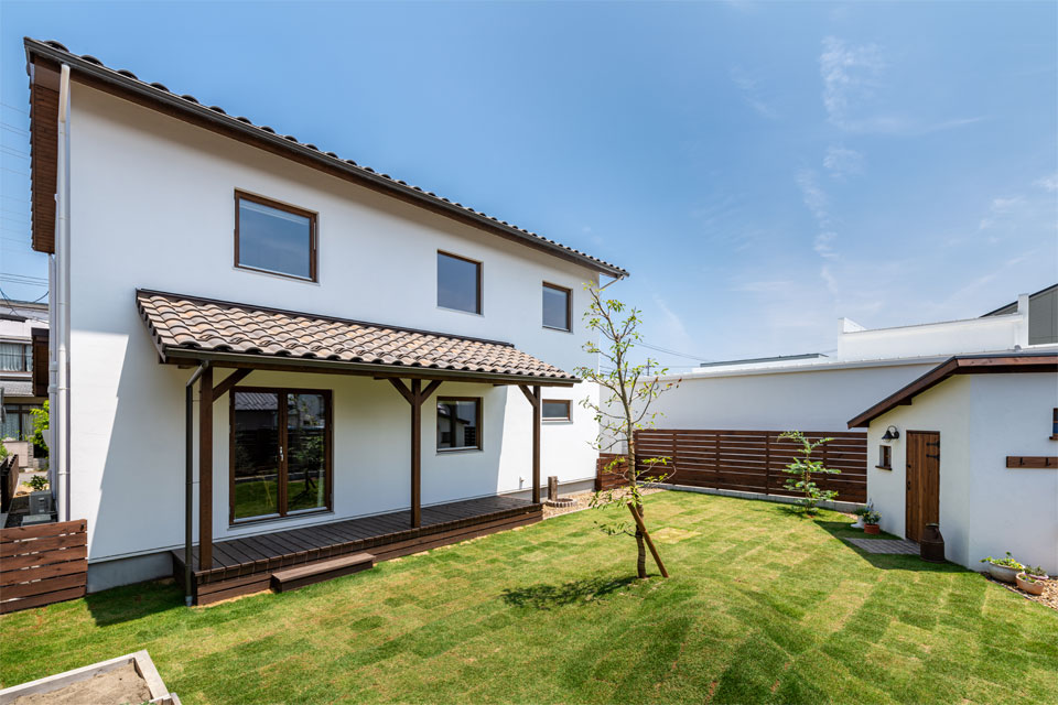 スウェーデン製木製窓の似合う家