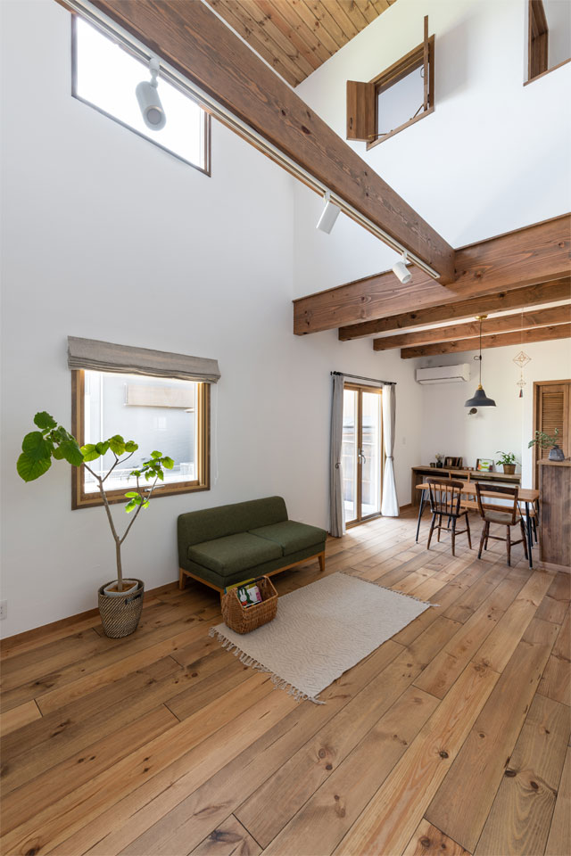 スウェーデン製木製窓の似合う家