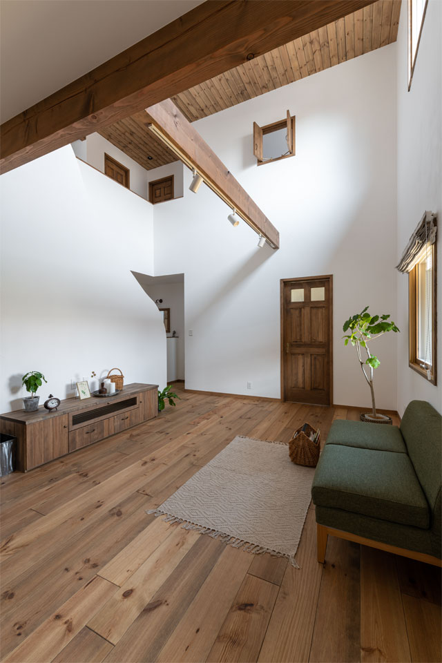 スウェーデン製木製窓の似合う家