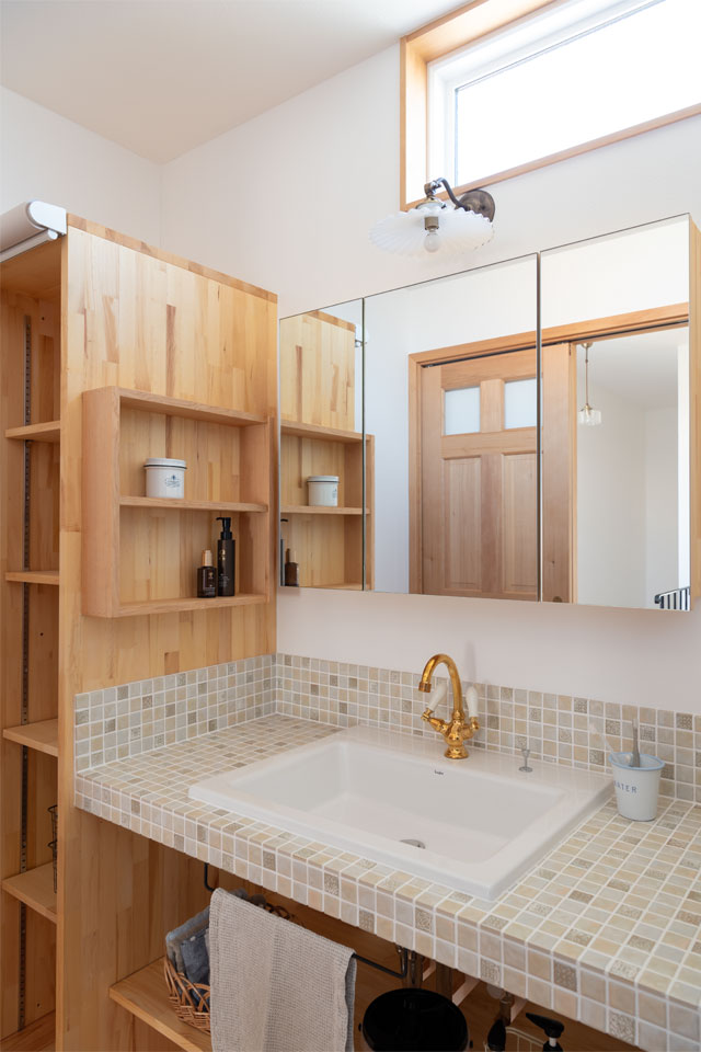 敷地形状を生かした2階リビングの家