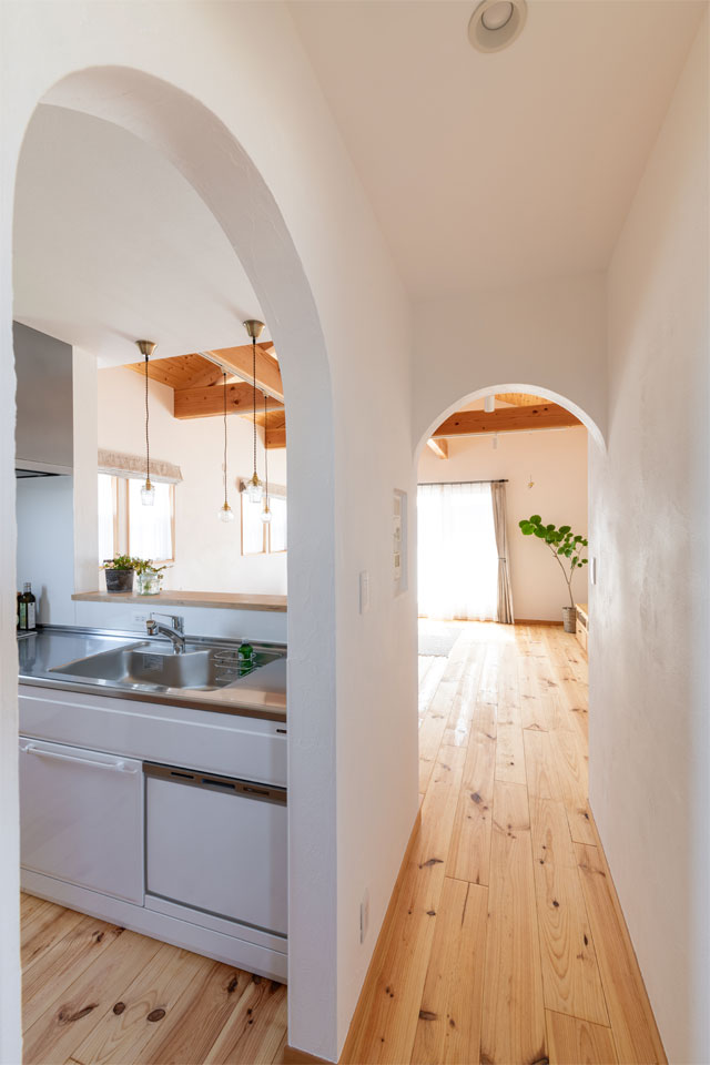 敷地形状を生かした2階リビングの家