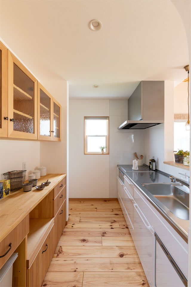 敷地形状を生かした2階リビングの家