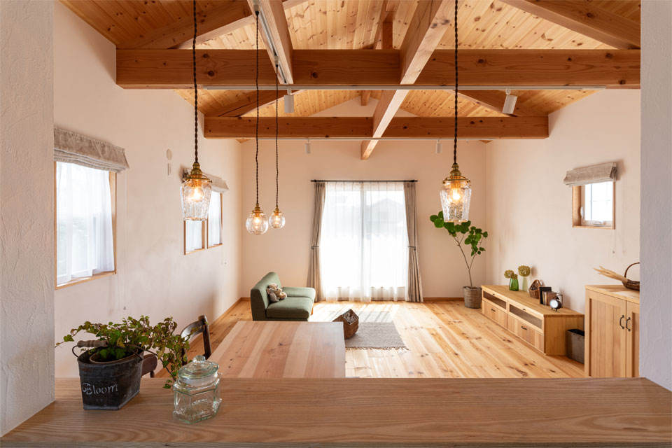 敷地形状を生かした2階リビングの家