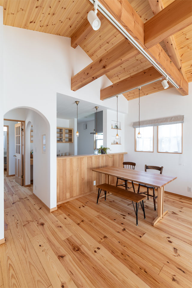 敷地形状を生かした2階リビングの家