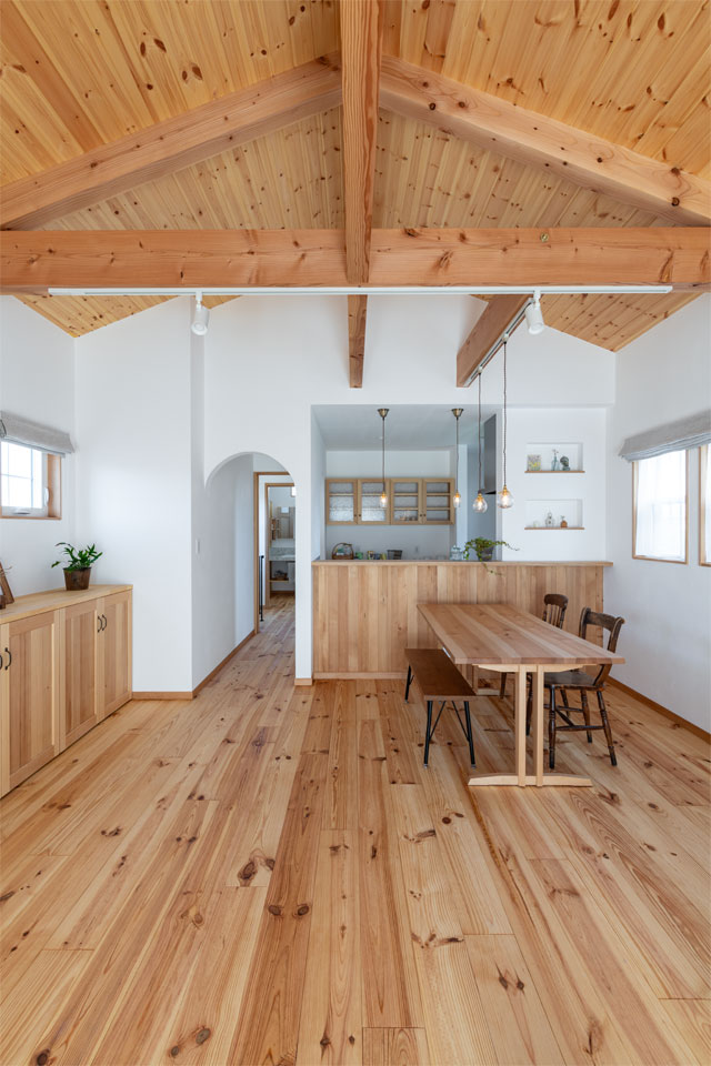 敷地形状を生かした2階リビングの家