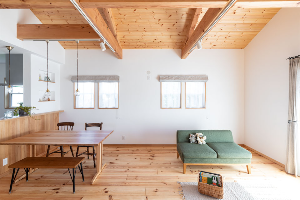 敷地形状を生かした2階リビングの家