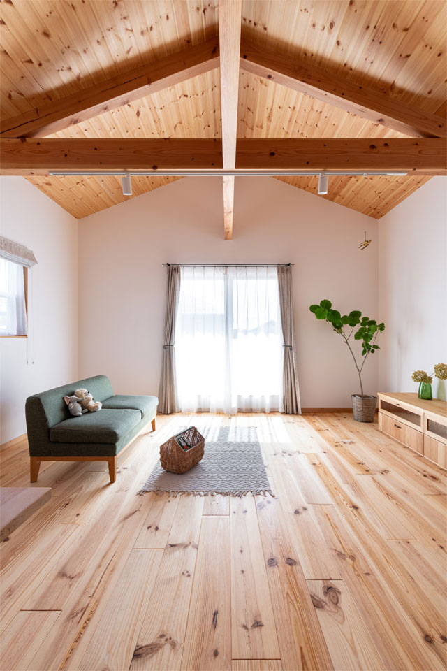 敷地形状を生かした2階リビングの家