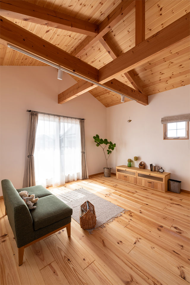 敷地形状を生かした2階リビングの家