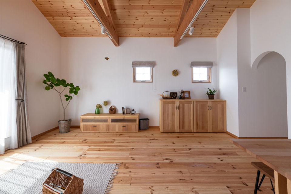 敷地形状を生かした2階リビングの家