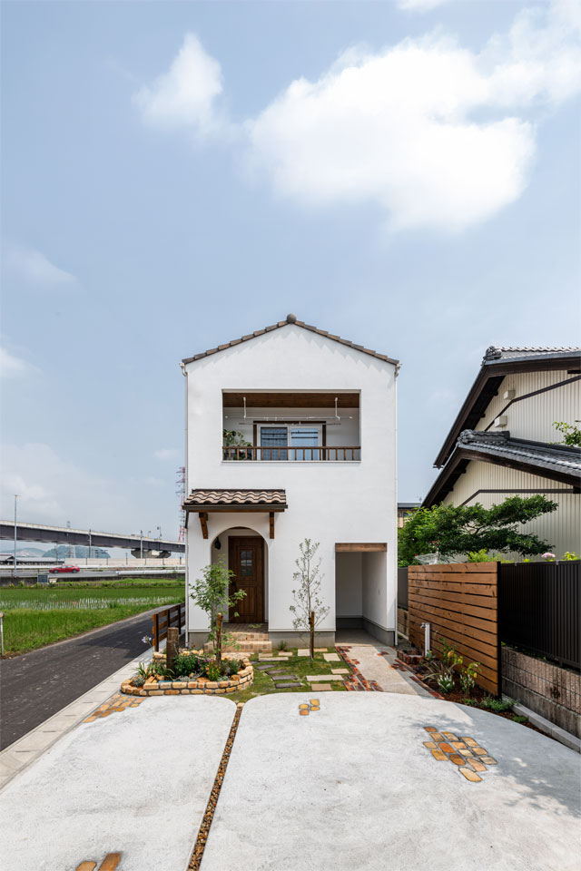 敷地形状を生かした2階リビングの家