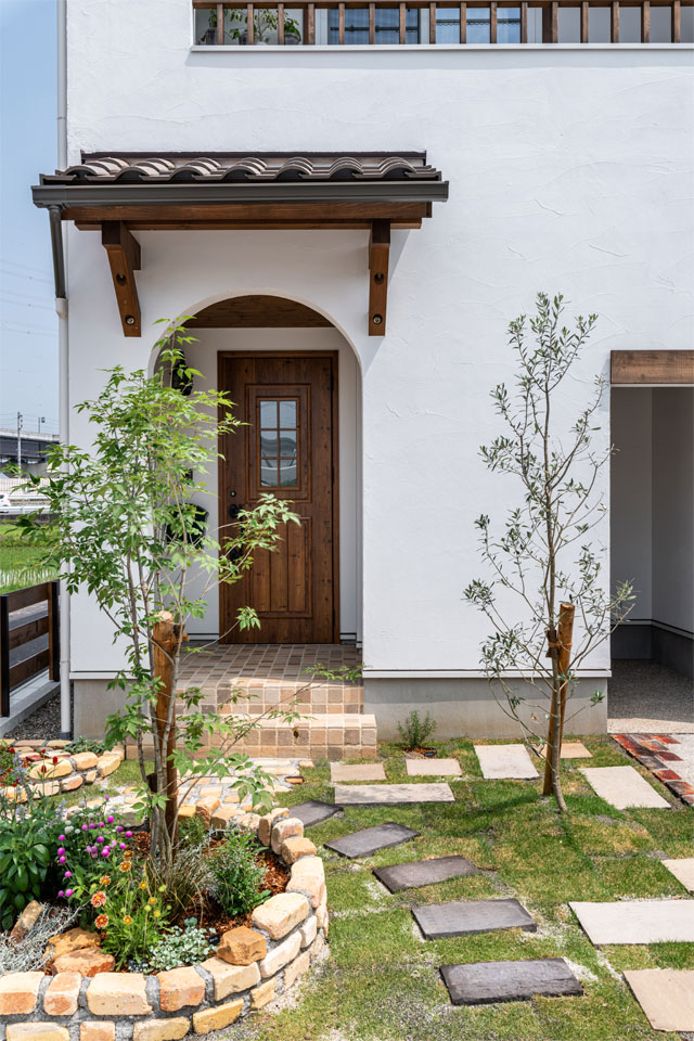 敷地形状を生かした2階リビングの家