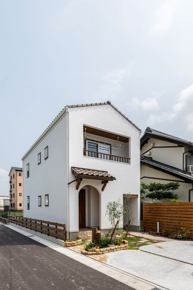 敷地形状を生かした2階リビングの家