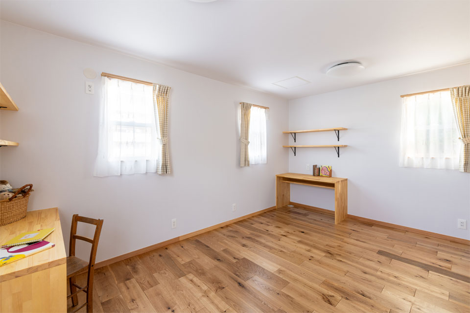 敷地形状を生かした2階リビングの家