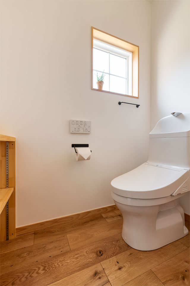 敷地形状を生かした2階リビングの家