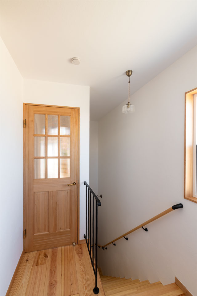 敷地形状を生かした2階リビングの家