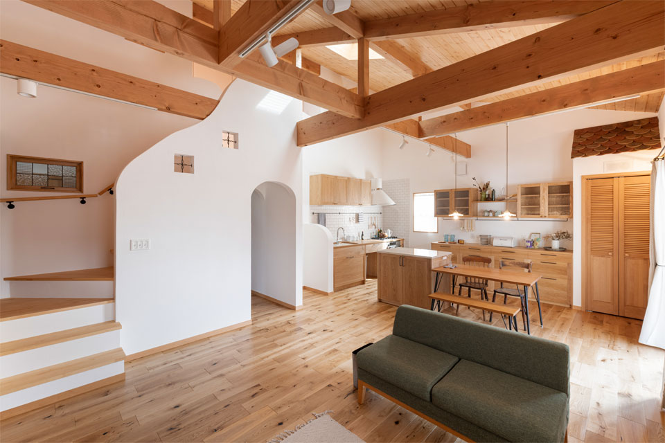 天然木キッチンの映える家