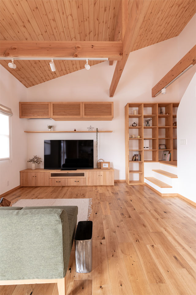 天然木キッチンの映える家