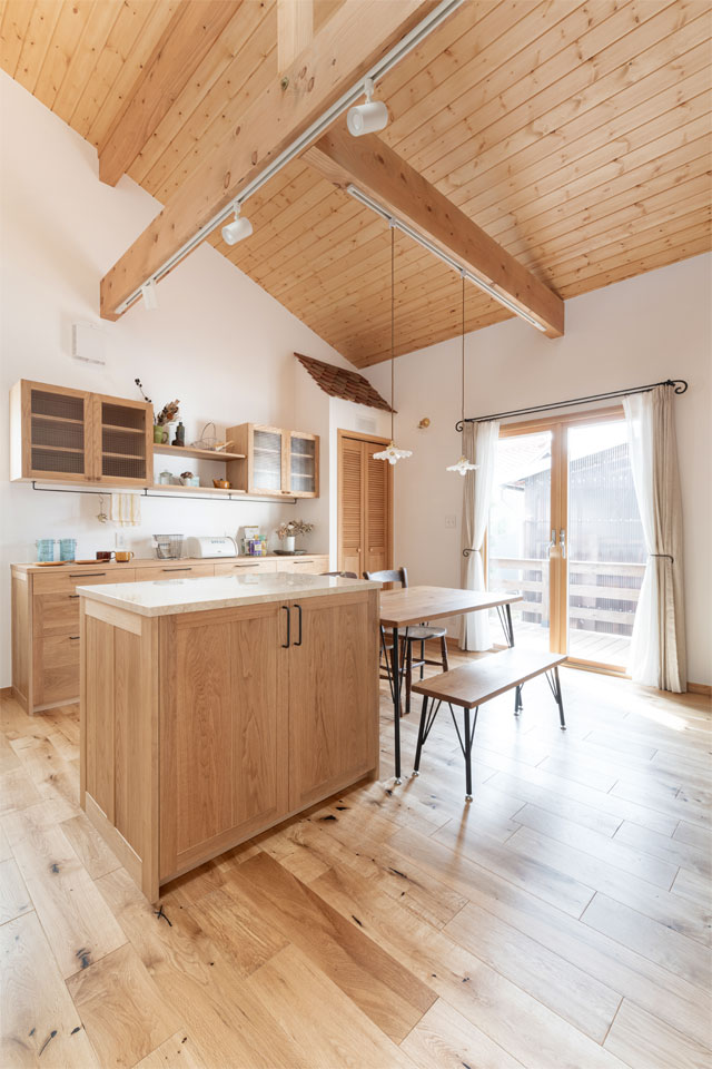 天然木キッチンの映える家