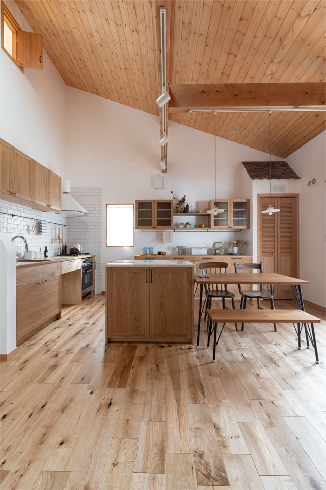 天然木キッチンの映える家