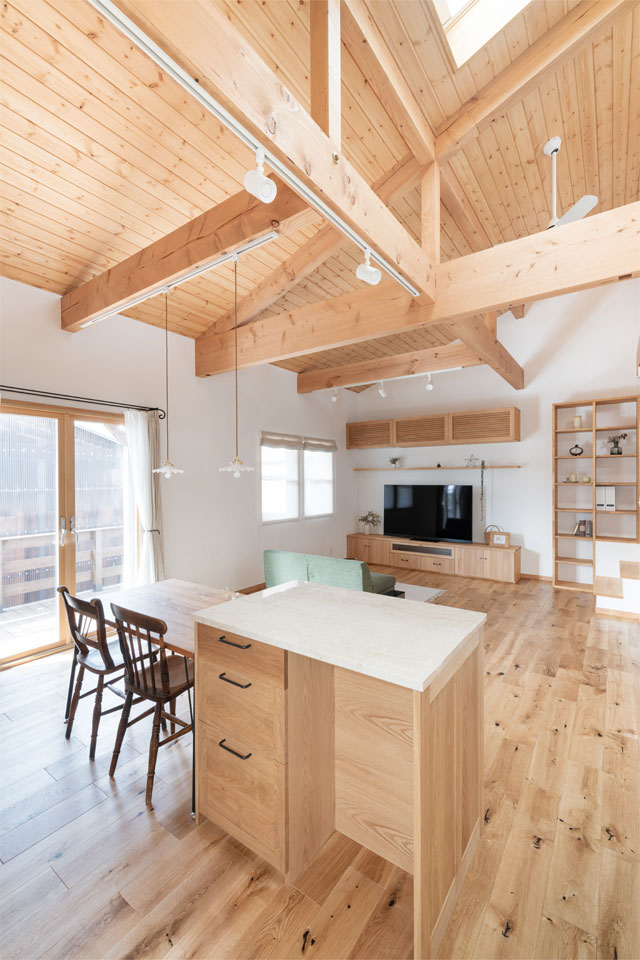 天然木キッチンの映える家