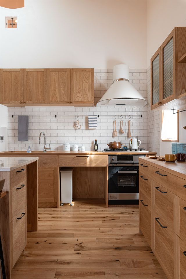 天然木キッチンの映える家