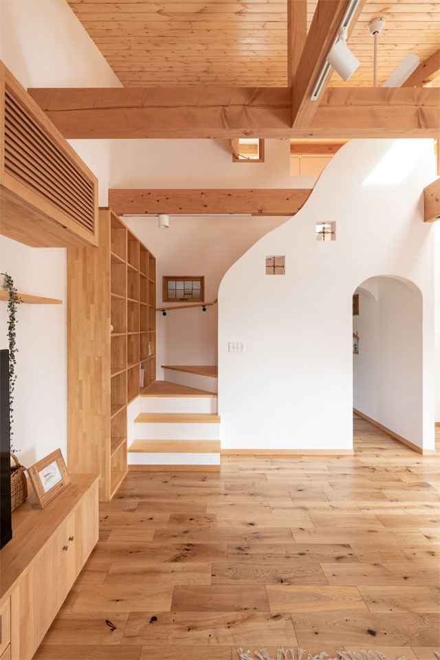 天然木キッチンの映える家