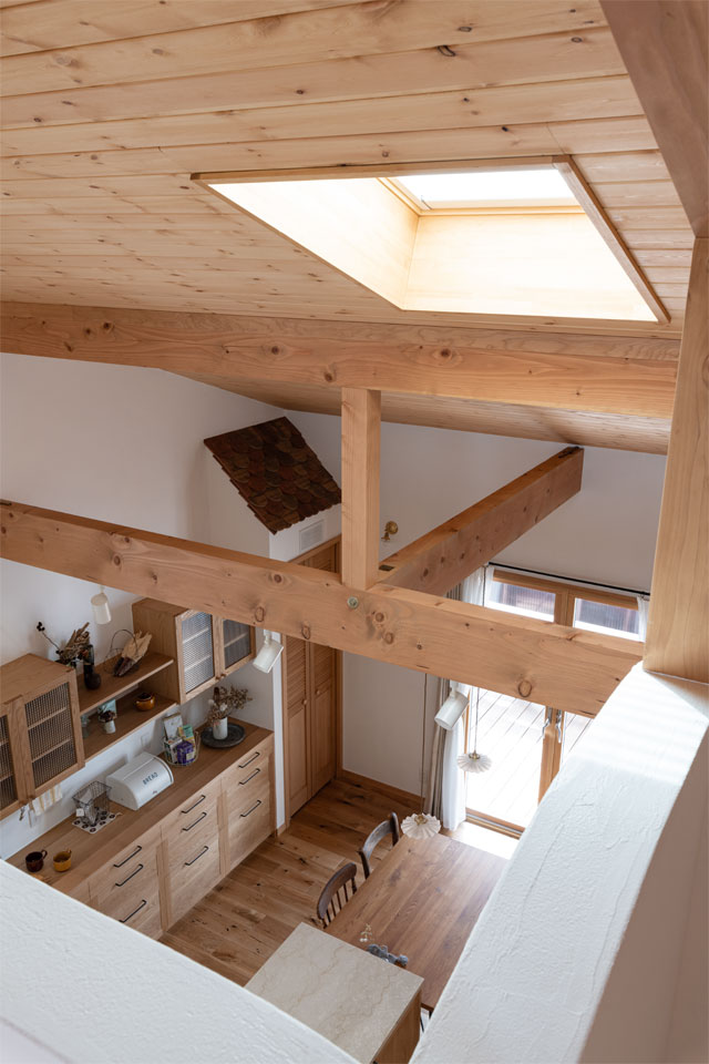 天然木キッチンの映える家