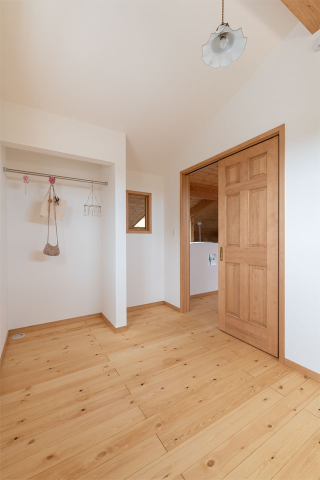 天然木キッチンの映える家