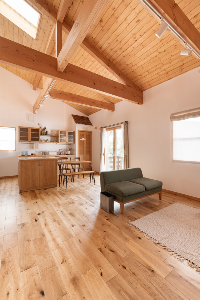 天然木キッチンの映える家